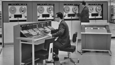 mainframe-computer-1960-exlarge-169
